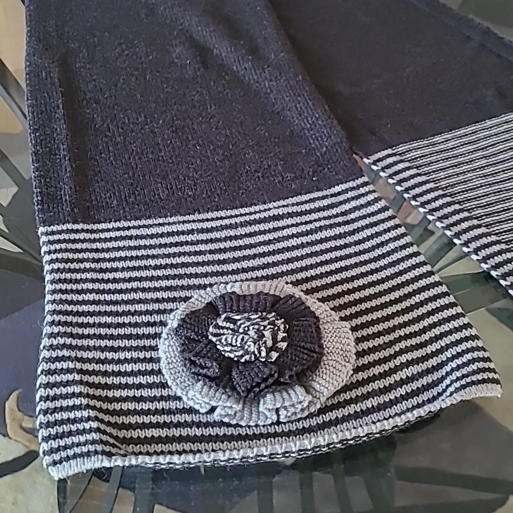 Striped Scarf with Flower Accent ❤️